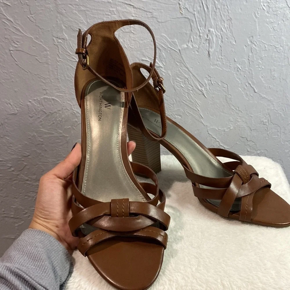 WORTHINGTON WOMEN’S BARRA CRISSCROSS BLOCK HEELED SANDALS IN BROWN SZ 10